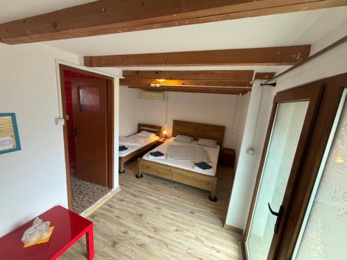 1 queen bed, 1 twin bed