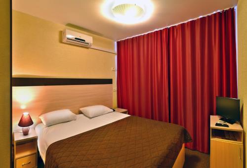 City Hotel Novosibirsk The 3-star City Hotel Novosibirsk offers comfort and convenience whether youre on business or holiday in Novosibirsk. The hotel has everything you need for a comfortable stay. Service-minded staff wi