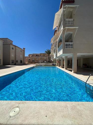 2 bedrooms, 5 beds