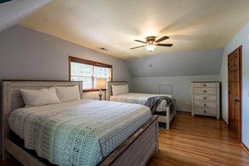 Lakefront Point Retreat in Topton, USA