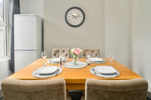 Willow House - 2-Bedroom House In Merseyside! in Birkenhead