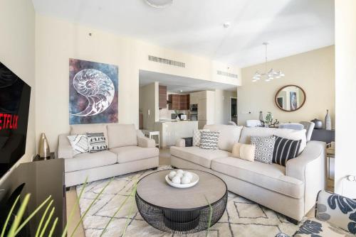 GuestReady - 2BR in JBR w/ Balcony & Beach Access, Dubái