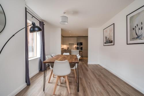 Premium Corporate & Family-Friendly Apartment in Belfast 2
