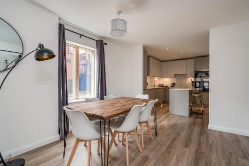 Premium Corporate & Family-Friendly Apartment in Belfast 5