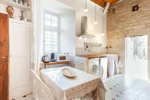 virtuve, Appartement spacieux avec deux chambres au Château (Appartement spacieux avec deux chambres au Chateau) in Castelnau-Valence