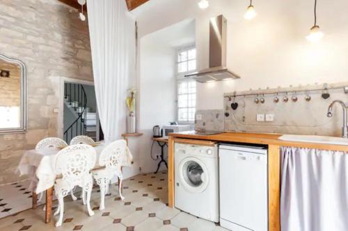 virtuve, Appartement spacieux avec deux chambres au Château (Appartement spacieux avec deux chambres au Chateau) in Castelnau-Valence