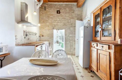 virtuve, Appartement spacieux avec deux chambres au Château (Appartement spacieux avec deux chambres au Chateau) in Castelnau-Valence