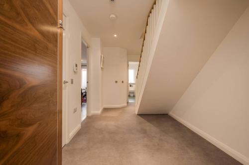Premium Corporate & Family-Friendly Apartment in Belfast 4