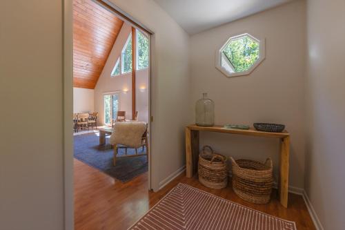 Nature lovers delight, private hot tub and a short walk to Lake MI in Fennville, USA