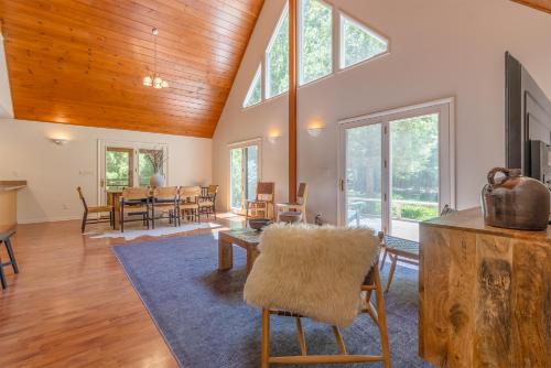 Nature lovers delight, private hot tub and a short walk to Lake MI in Fennville, USA