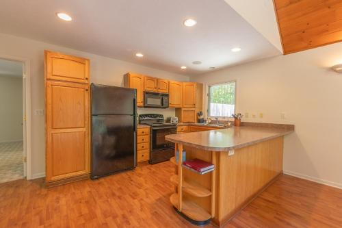 Nature lovers delight, private hot tub and a short walk to Lake MI