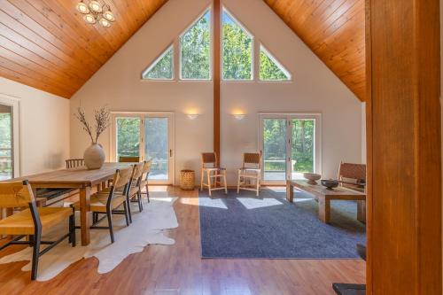 Nature lovers delight, private hot tub and a short walk to Lake MI