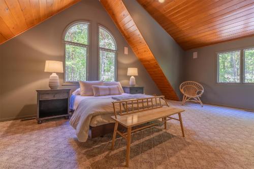 Nature lovers delight, private hot tub and a short walk to Lake MI