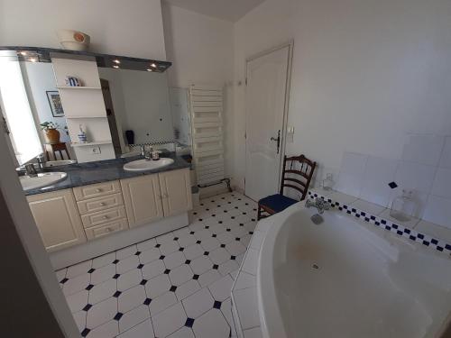 浴室, Gite Le Provencal in 佩里阿克米內爾瓦