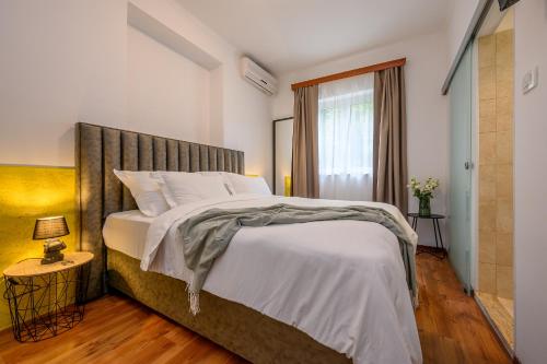 Yellow house with private parking by Adex travel, Сплит