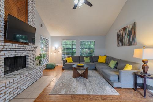 Fun 'n Sun Heated Pool & Gameroom By Fiesta Texas thumb 4