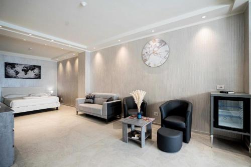 1 queen bed, 1 sofa bed