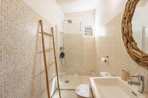 ห้องน้ำ, Maison charmante à Saint-François + Piscine partagée (Maison charmante a Saint-Francois + Piscine partagee) in ดูบดู