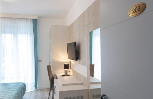 Double or Twin Room with Balcony image 9