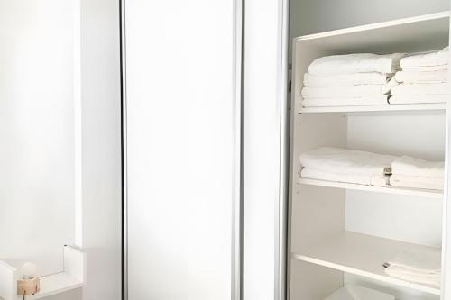 VEve V . Sun splashed apt, easy access to the city - Tap to explore photos