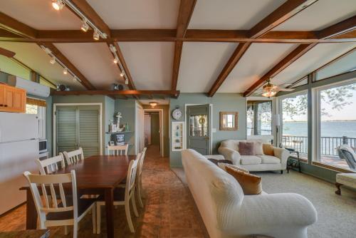 Dreamy Lake Poinsett Cabin w/ Deck, Dock & Views! in Arlingtona