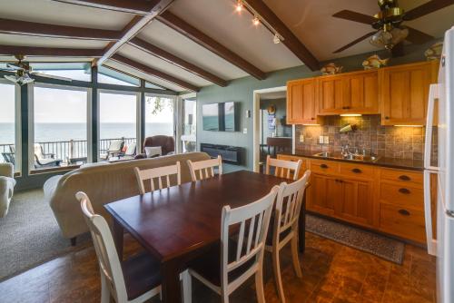 Dreamy Lake Poinsett Cabin with Deck, Dock and Views! in Arlington