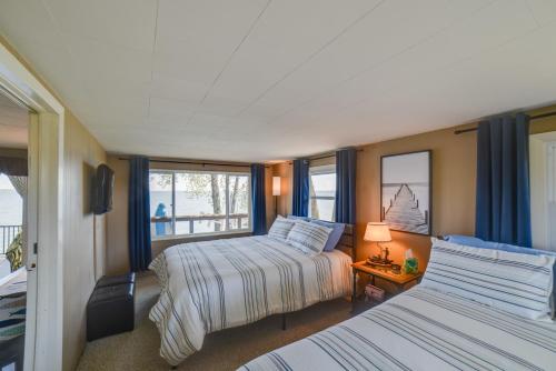 Dreamy Lake Poinsett Cabin w/ Deck, Dock & Views! in Arlingtona