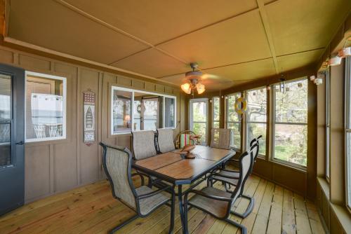 Dreamy Lake Poinsett Cabin with Deck, Dock and Views! in Arlington