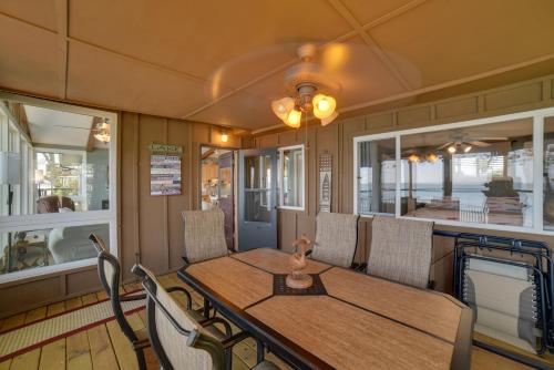 Dreamy Lake Poinsett Cabin w/ Deck, Dock & Views! in Arlingtona