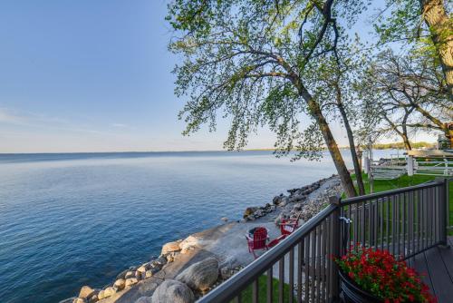 Dreamy Lake Poinsett Cabin with Deck, Dock and Views! in Arlington