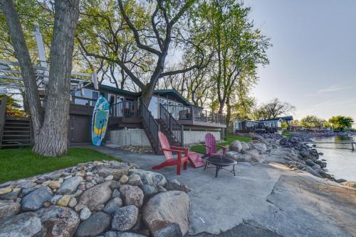 Dreamy Lake Poinsett Cabin w/ Deck, Dock & Views! in Arlingtona