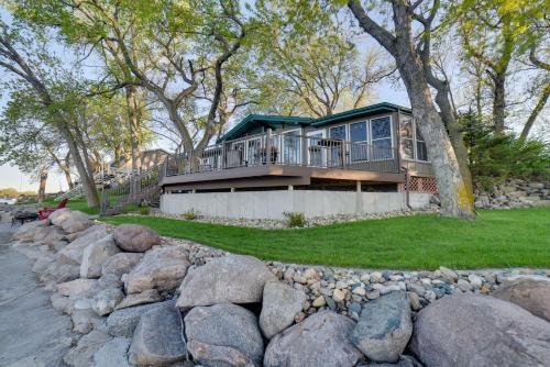 Dreamy Lake Poinsett Cabin with Deck, Dock and Views! in Arlington