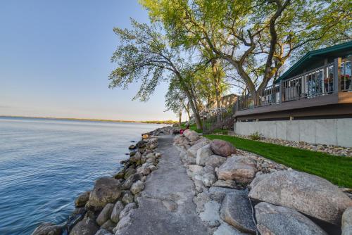 Dreamy Lake Poinsett Cabin with Deck, Dock and Views! in Arlington
