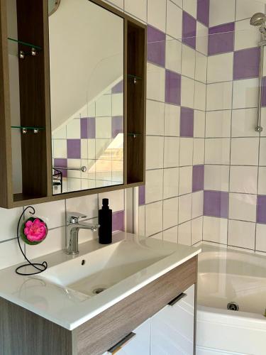 One-Bedroom Apartment with Sea View image 6