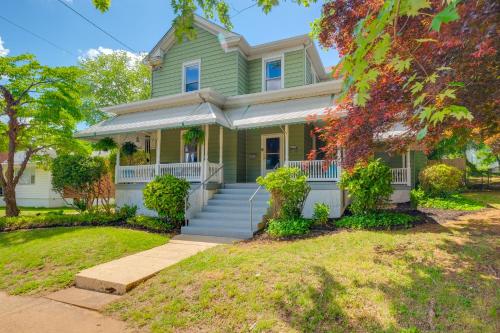 Historic Apt with Sunroom 2 Mi to Dtwn Lynchburg! in Lynchburg, USA