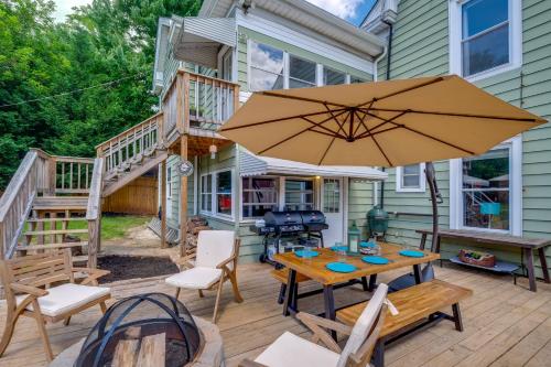 Large Lynchburg Family Home with Hot Tub 4 Mi to LU in Lynchburg, USA