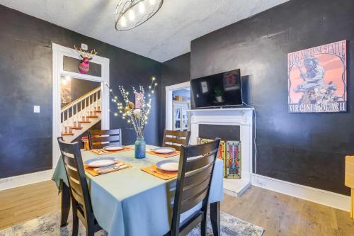 Large Lynchburg Family Home with Hot Tub 4 Mi to LU in Lynchburg, USA