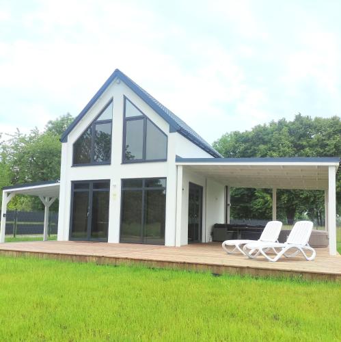 Ferienhaus Laura 70qm bis 5 Gäste mit Fass-Sauna, Whirlpool April bis Oktober, 75qm Terrasse und eingezäunten Garten Haustiere willkommen