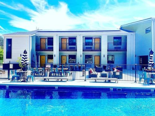 . Clean and modern deluxe suite for 10 with pool