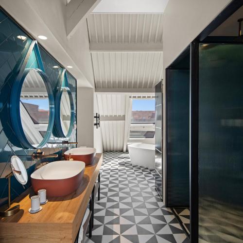 room detail thumbnail 2