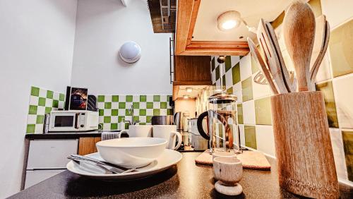 Kitchen, Wild Valley Bunkhouse in Llanrhaeadr-ym-Mochnant