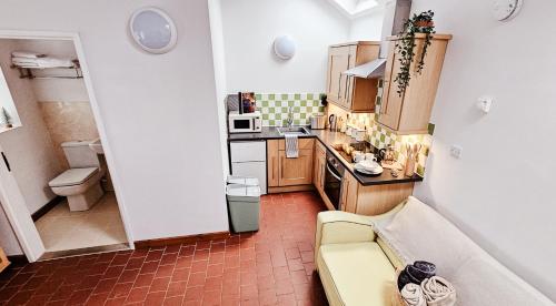 Kitchen, Wild Valley Bunkhouse in Llanrhaeadr-ym-Mochnant