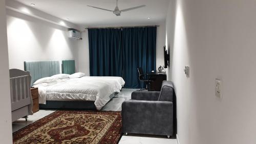 1 queen bed, 1 twin bed, 1 sofa bed