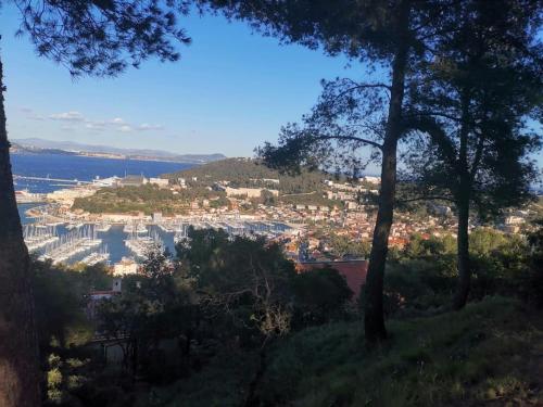 Saint-Mandrier ou la presqu'île de beauté (Saint-Mandrier ou la presqu'ile de beaute) in Saint Mandrier Sur Mer