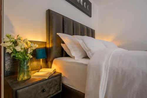 Yellow house with private parking Room Type - Comfort Triple Room with Shower
