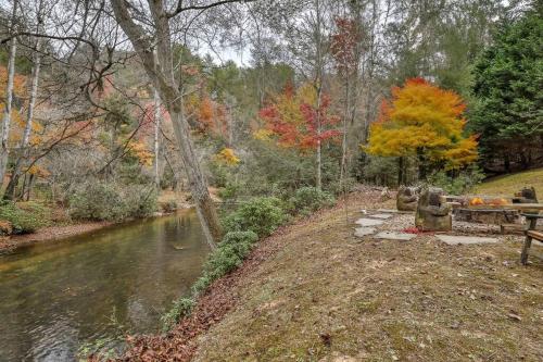 Trout Tales Riverfront Lodge- DeckedOUT, Hot tub, Game Room, Firepit, Decks Galore, Pet Friendly in Ellijay, USA