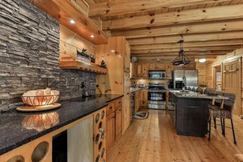 Trout Tales Riverfront Lodge- DeckedOUT, Hot tub, Game Room, Firepit, Decks Galore, Pet Friendly in Ellijay, USA