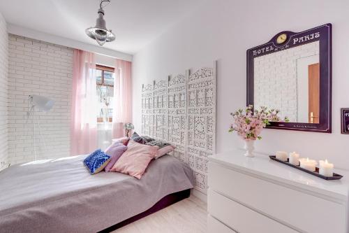 One-Bedroom Apartment image 9