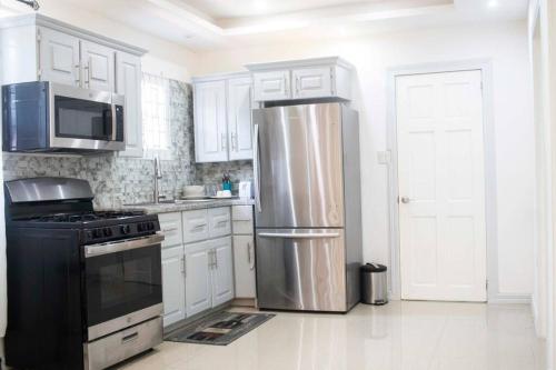 Modern 2 Bedroom in Georgetown - image 4