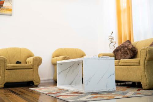 Modern 2 Bedroom in Georgetown - image 5
